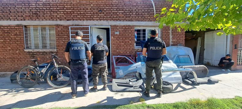 Parte de lo secuestrado en uno de los allanamientos en Maipú.