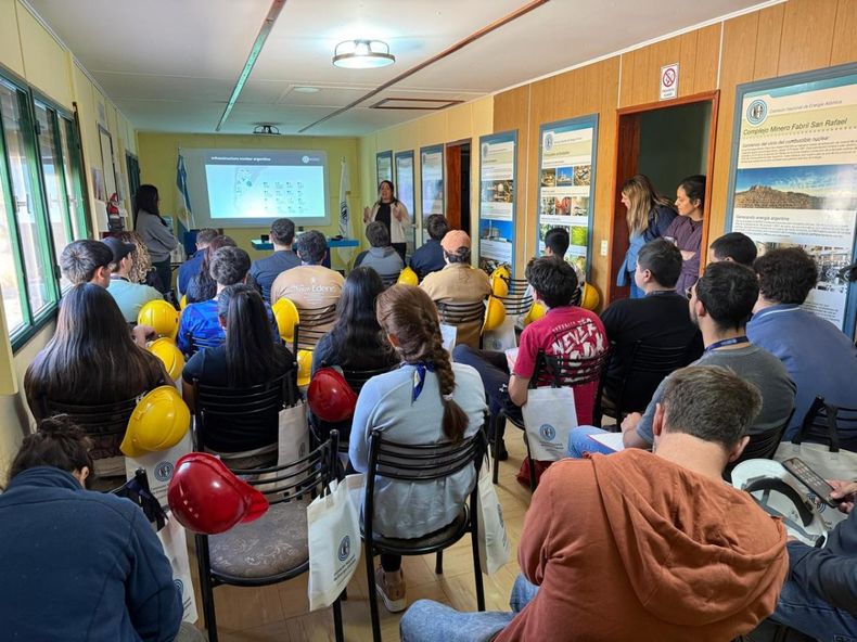Futuros profesionales de la minería visitaron Sierra Pintada y conocieron el proceso de remediación ambiental
