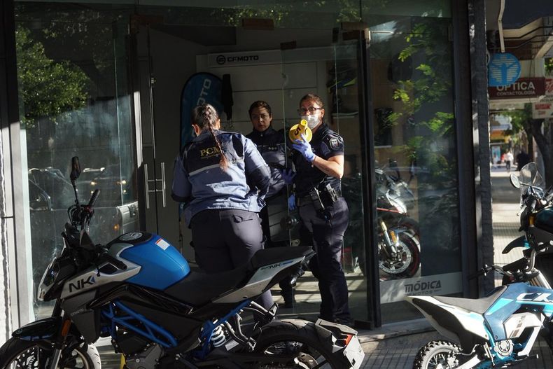 Científica trabajó en la escena para hallar rastros de los autores del robo. Foto: Yemel Fil.&nbsp;