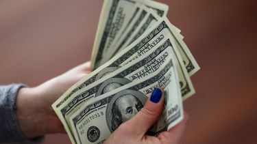 El dólar oficial cerró a $ 105,35 y los dólares bursátiles operan con alzas de hasta 0,7%