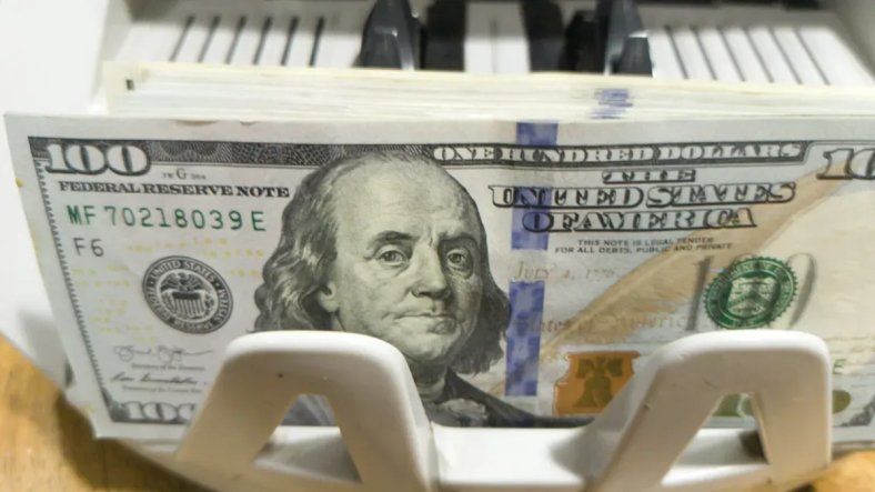 Dolar: El Gobierno quema sus libros e intervine a fondo para frenar la suba.