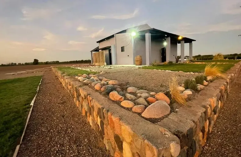 La bodega está ubicada en zona de El Cepillo, en pleno Valle de Uco.
