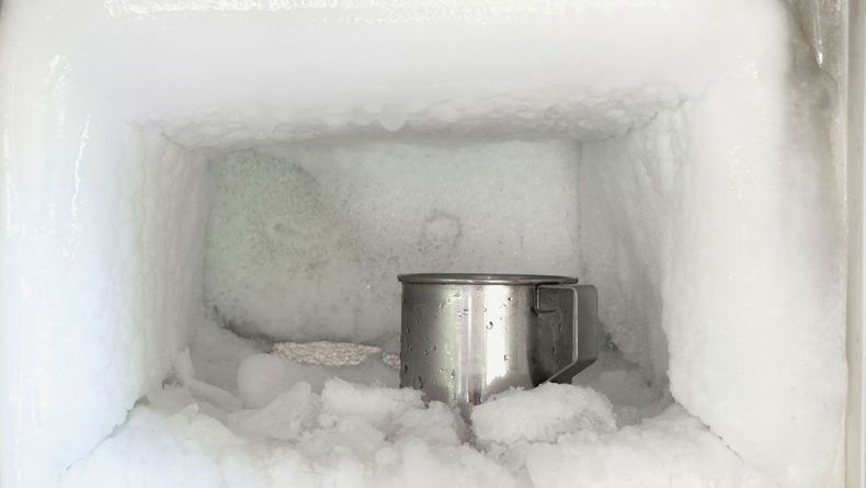 El infalible truco para limpiar y descongelar el congelador en 15