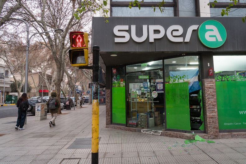 El robo ocurrió en el Súper A de San Lorenzo y San Martín de Ciudad. 