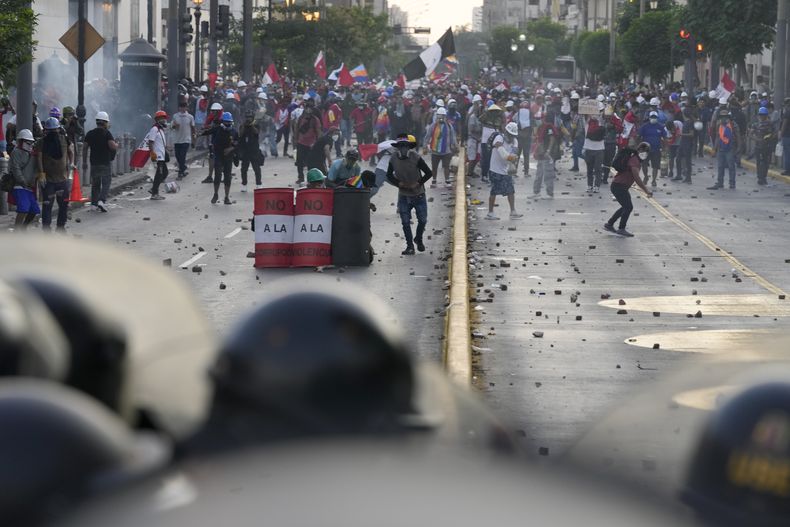 Dina Boluarte se presentó ante la Fiscalía para responder por los muertos en las protestas de Perú.