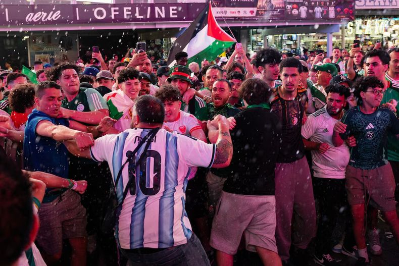 Los disturbios ocurrieron en Times Square, donde simpatizantes argentinos y argelinos se enfrentaron a pocas horas del partido por el Mundial 2026.