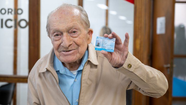 Moisés posando con su carné tras aprobar el examen.