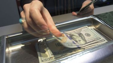 El dólar baja 11,4% en octubre y perfora el piso de los $37