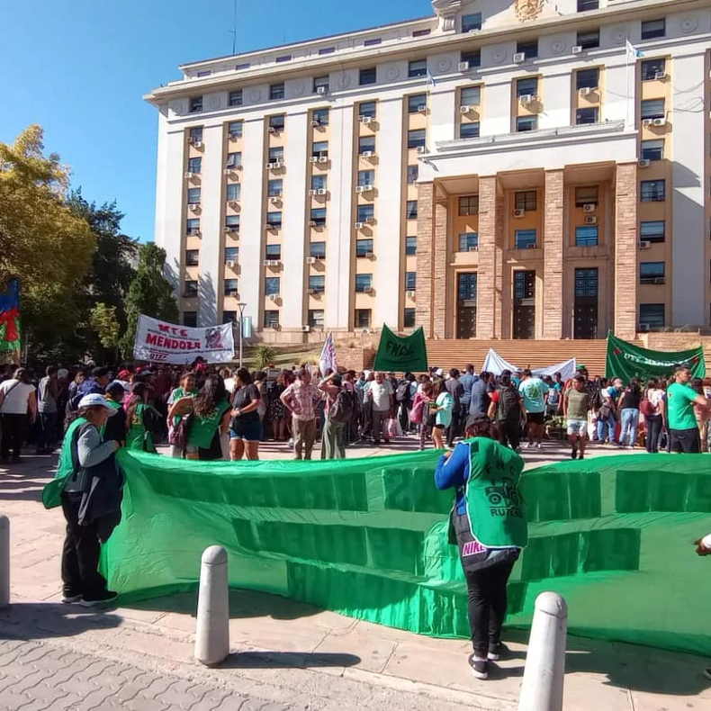 Movilizaci&oacute;n de productores en Casa de Gobierno.