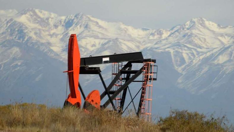 Mendoza abrió los Sobres A de la licitación de 17 áreas petroleras.