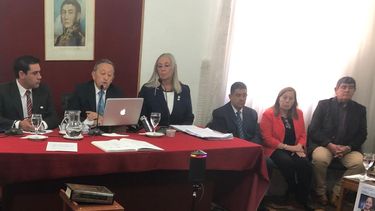 Celso Jaque junto al presidente del&nbsp; Concejo Deliberante Rodrigo Hidalgo, y sus secretarios Juan José Narambuena, Graciela Viollaz y José Barro.