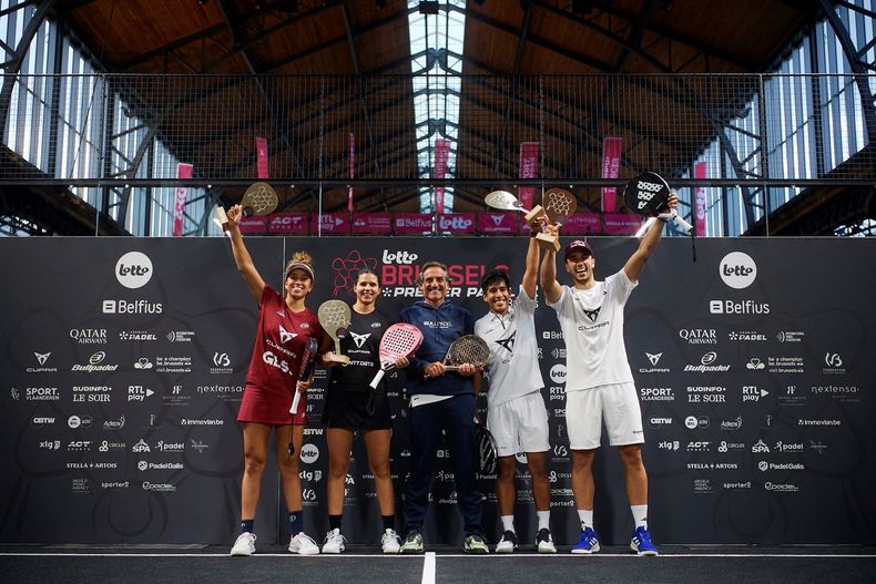 Bea González, Delfina Brea, Jorge Martínez, Fede Chingotto y Ale Galán tras ganar el Lotto Brussels Premier Pádel P2 by Belfius.