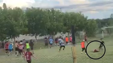 Agredieron ferozmente a un chico dentro de la cancha en San Carlos.