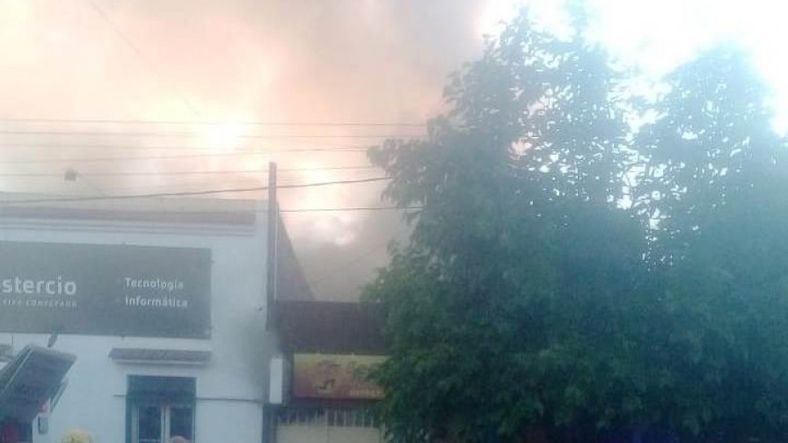 Un negocio de comidas sufrió daños luego de un incendio en Maipú