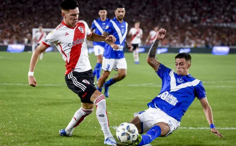 Valentín Gómez en el duelo ante River. (Foto: lapaginamillonaria)