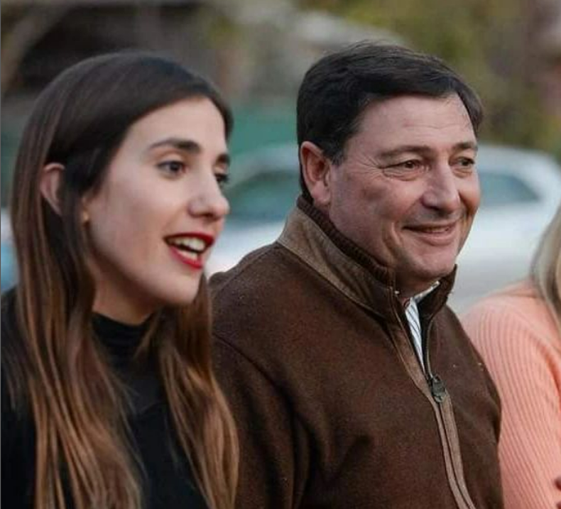 Paloma Scalco junto al candidato a gobernador, Omar Parisi.   