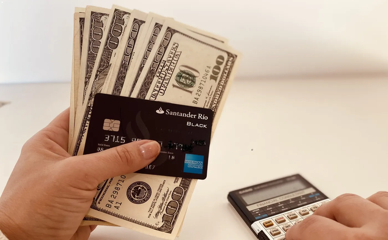 El dólar tarjeta no se va. Se ha transformado en un importante elemento de recaudación para el gobierno.