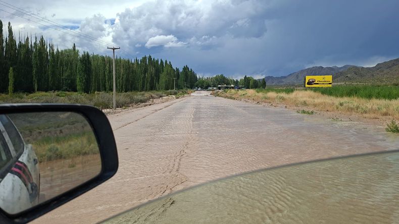 Hasta que descienda el caudal de agua y se realicen las tareas de despeje, el tránsito permanecerá interrumpido